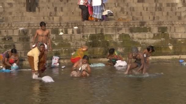 Индия, Варанаси, люди купаются в реке Ганг — стоковое видео