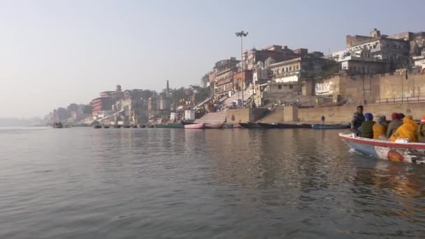 Varanasi, India, cityscape, ganges rivier en toeristische boot. — Stockvideo