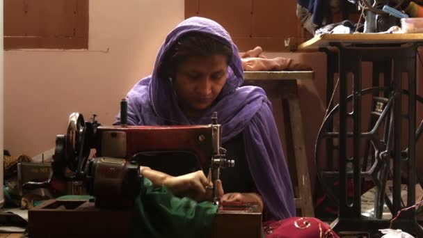 Varanasi, India, costurera en el trabajo — Vídeo de stock