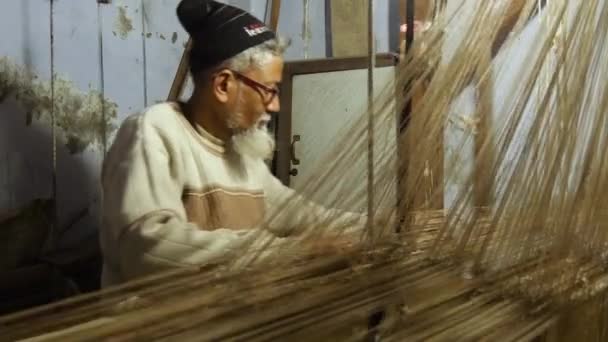 Varanasi, Indie, indický Tkadlec při práci — Stock video