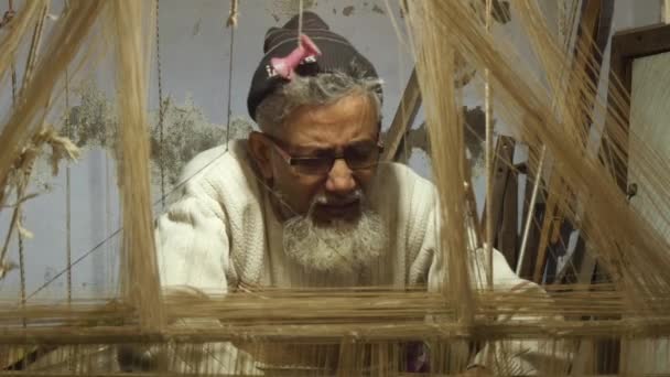 Varanasi, india, Indiase weaver op het werk — Stockvideo