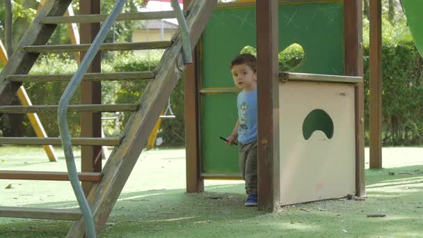 Kind hat Spaß auf Spielplatz — Stockvideo