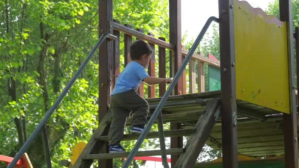 Kind hat Spaß auf Spielplatz — Stockvideo