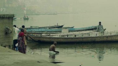 Hindistan, varanasi, Ganj Nehri, banyo insanlar 2015 Mart