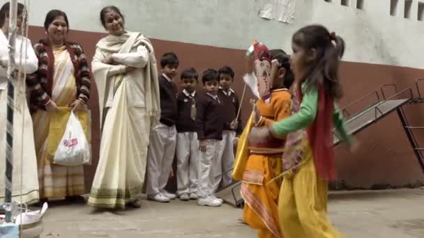 Varanasi, India, Día de la República, 26 de enero. Bailando niños. Marzo de 2015 . — Vídeo de stock