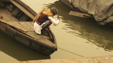 Varanasi, Hindistan, Ganj Nehri, teknedeki yaşlı adam, Mart 2015