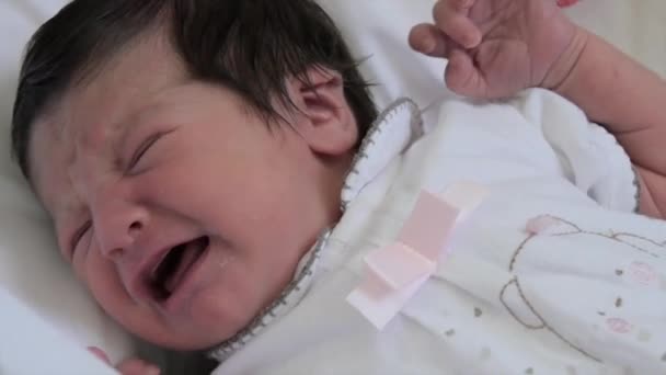 Neonato bambina piangendo — Video Stock