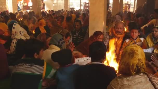 Varanasi, India. Personas haciendo ofrendas en un fuego consagrado, marzo 2015 — Vídeo de stock