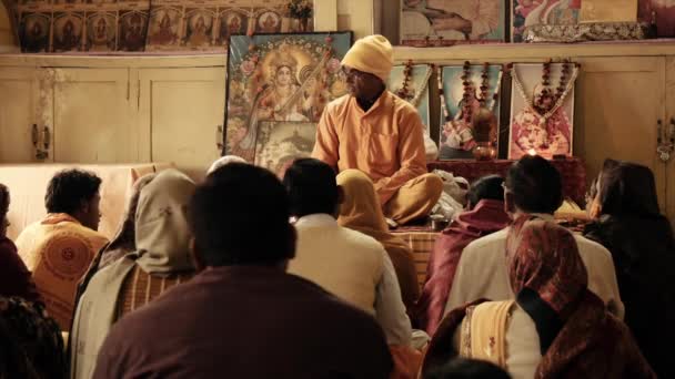 Varanasi, India, gurú hablando a la gente, Marzo 2015 — Vídeos de Stock