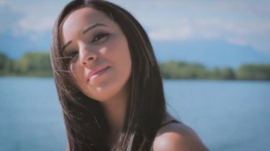 açık havada güzel bir esmer kadın portresi