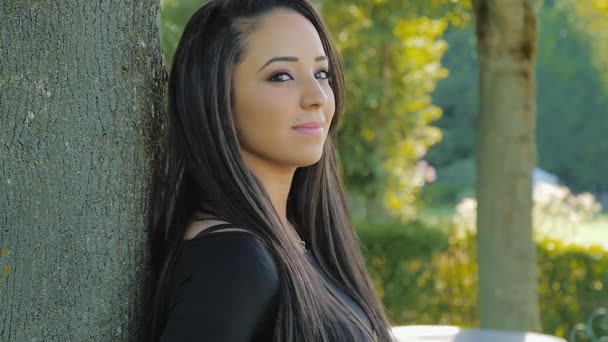 Portrait of a beautiful brunette woman outdoors — Stock Video