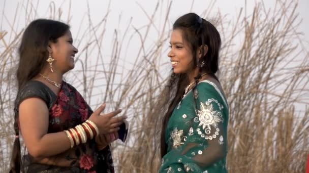 Dos mujeres jóvenes indias cerca del río Ganges en las cercanías de la ciudad de Varanasi, marzo 2015 — Vídeos de Stock