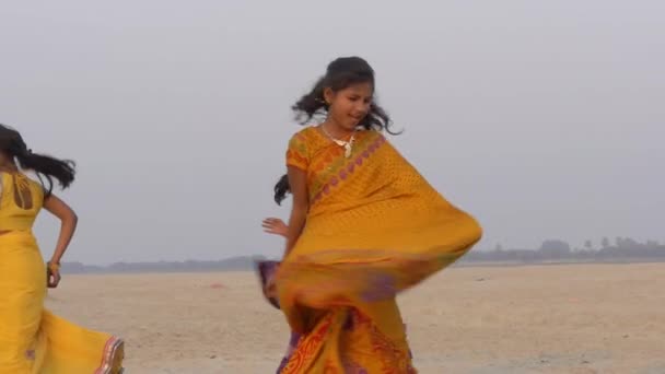 Indiska unga kvinnor dansa nära floden Ganges i närheten av staden Varanasi, mars 2015 — Stockvideo