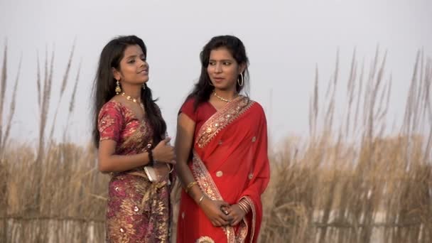 Dos mujeres jóvenes indias cerca del río Ganges en las cercanías de la ciudad de Varanasi, marzo 2015 — Vídeos de Stock