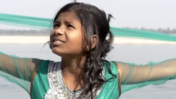 Jeune femme indienne près de la rivière Ganges à Varanasi, mars 2015 — Video