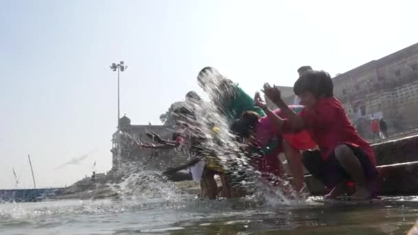 Indiska ungdomar på stranden av floden Ganges i Varanasi stad, mars 2015 — Stockvideo