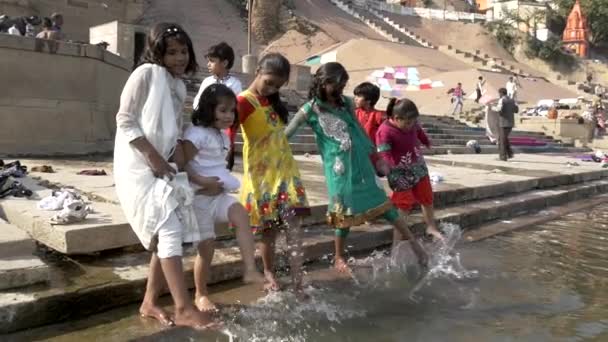 Indiase jongeren aan de oever van de Ganges in Varanasi stad, maart 2015 — Stockvideo