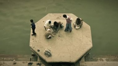 İnsanlar Ganj Nehri, Varanasi, Hindistan, Mart 2015 bankalarında