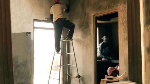 Indische Maurer bei der Arbeit, varanasi, Indien, März 2015 — Stockvideo