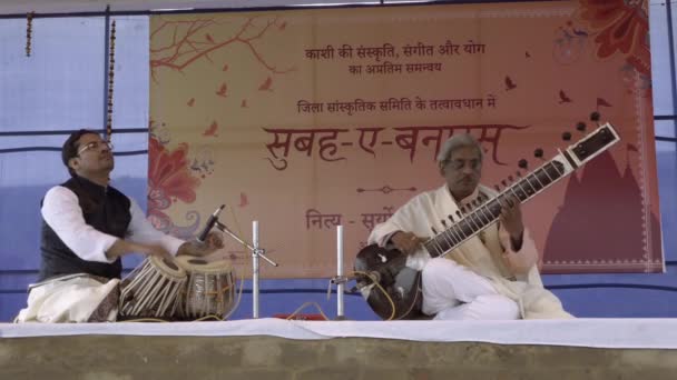 Varanasi, Indien, musiker spelar tabla och sitar, mars 2015 — Stockvideo