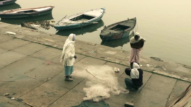 Fiskare på packar ihop av Ganges floden, Varanasi, Indien, mars 2015 — Stockvideo