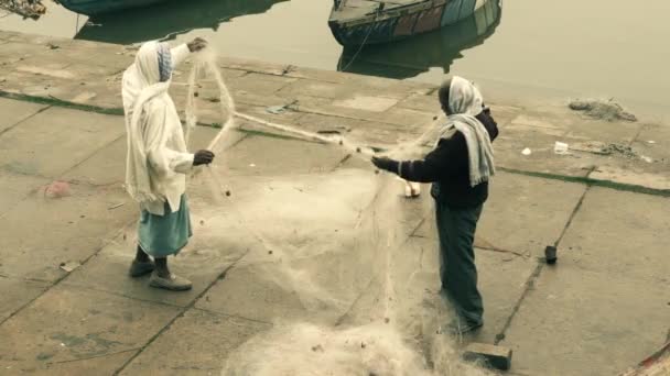 Vissers aan de oever van de Ganges rivier, Varanasi, India, maart 2015 — Stockvideo