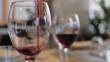 Kırmızı şarap dök.