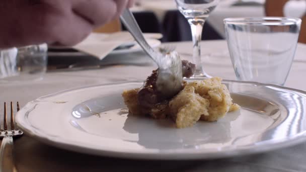 Receita italiana, polenta e salsichas — Vídeo de Stock