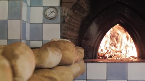 Pan horneado en horno de leña — Vídeos de Stock