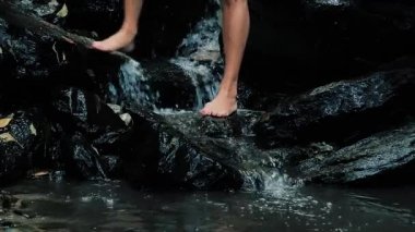 Bir dağ dere ağır çekimde kadın ayakları