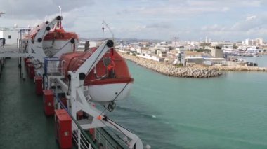 Feribot ile Tunis,Tunisia.Arriving,harbor,november 2015.Tunis için Tunus Gölü üzerinde bulunan ve Akdeniz deniz tarafından bağlantı noktası La Goulette, sona erer bir kanal bağlı.