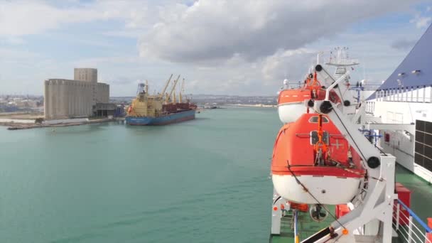 Θα με πλοίο Tunis,Tunisia.Arriving,harbor,november 2015.Tunis βρίσκεται στη λίμνη της Τύνιδας και συνδέεται με τη Μεσόγειο θάλασσα με ένα κανάλι που καταλήγει στο λιμάνι της La Goulette. — Αρχείο Βίντεο