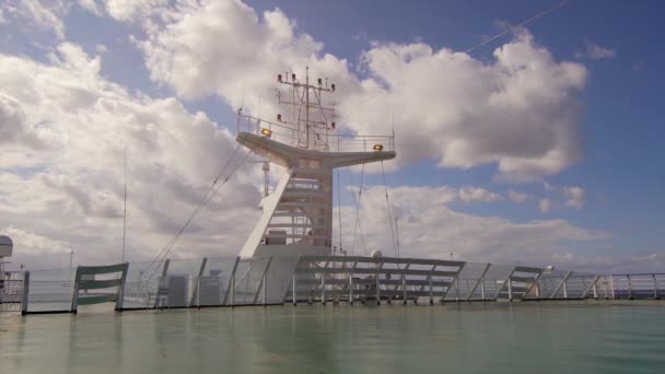 フェリー船、レーダー アンテナで旅行. — ストック動画