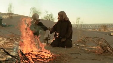 Sahara erkekler bir ateş yakın