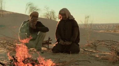 Sahara erkekler bir ateş yakın