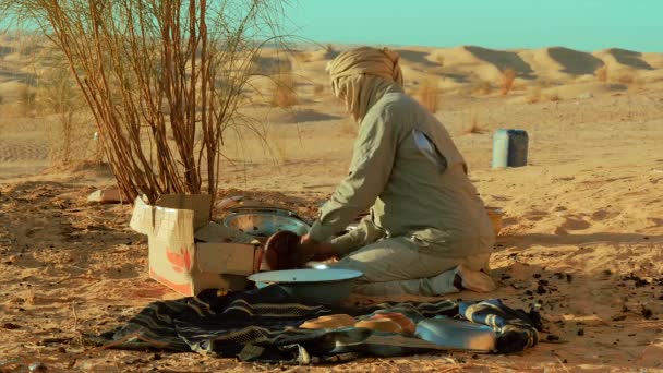 Un hombre sahara lavando platos — Vídeos de Stock