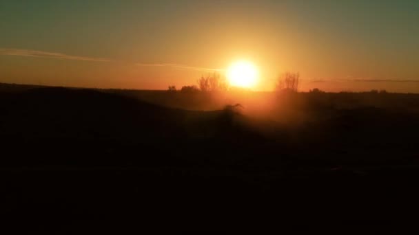 Cámara de coche en el desierto del sahara al atardecer . — Vídeos de Stock