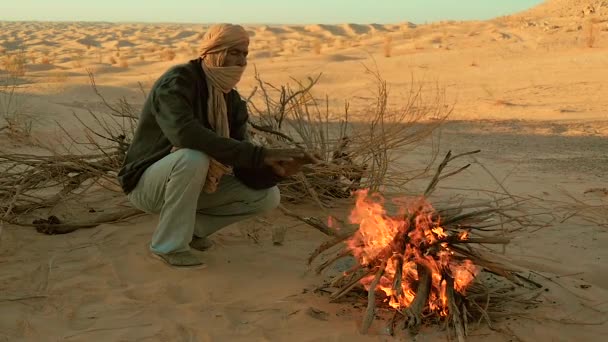 Hombre del Sahara cerca de un incendio . — Vídeos de Stock