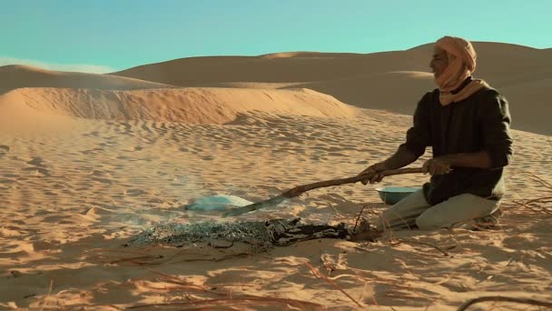 Sahara homme préparant ember pour le pain . — Video