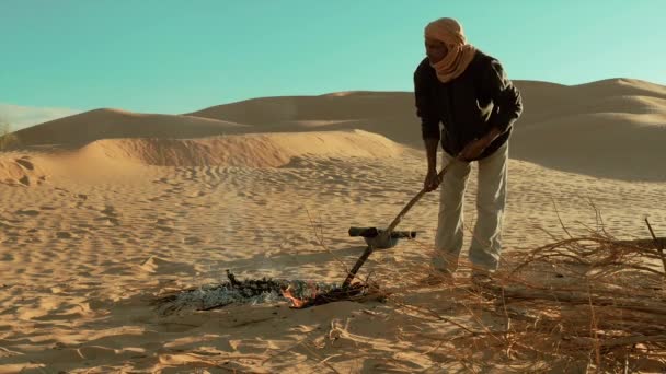 Sahara uomo preparazione brace per il pane . — Video Stock