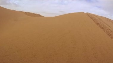 Sahara Çölü'nde kamera araba.