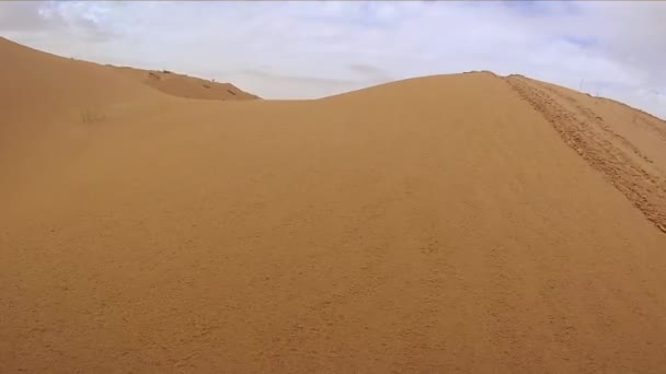 Kamera bil i Saharaöknen. — Stockvideo