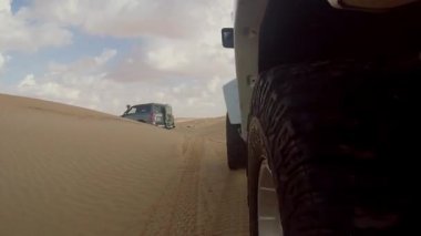 Sahara Çölü'nde kamera araba.