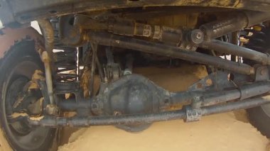 Sahara Çölü'nde kamera araba. POV altında araba.