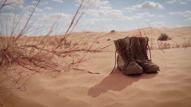 Sahara manzara, Dunes, Rüzgar ve bir Explorer'ın Boots.
