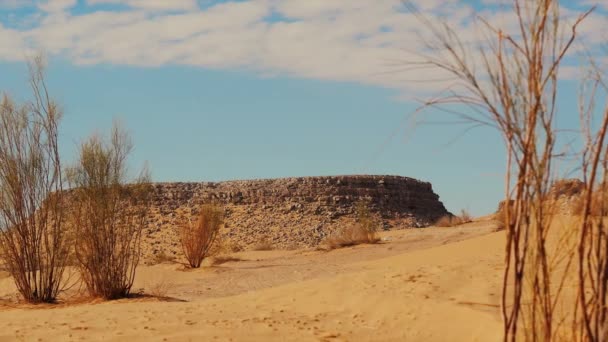 サハラ砂漠、チュニジア、Tembaine 山のビュー. — ストック動画