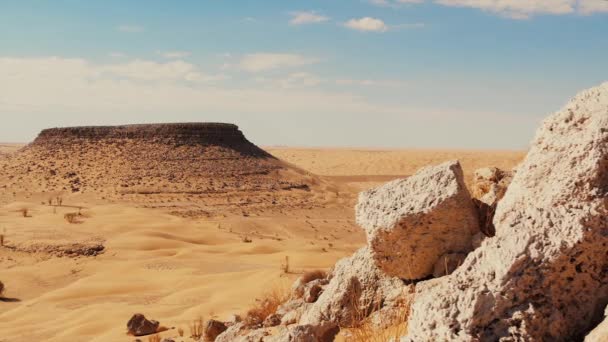 Sahara woestijn, Tunesië, weergave van de Tembaine-berg. — Stockvideo