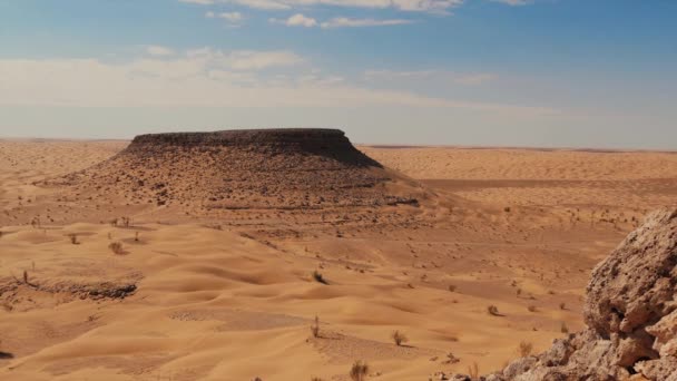 Sahara woestijn, Tunesië, weergave van de Tembaine-berg. — Stockvideo