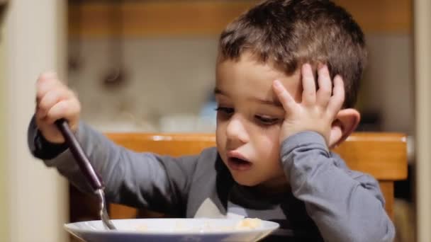 Маленький хлопчик їсть суп . — стокове відео