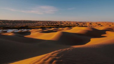 Sahara çöl manzara. Ain Ouadette oasis.